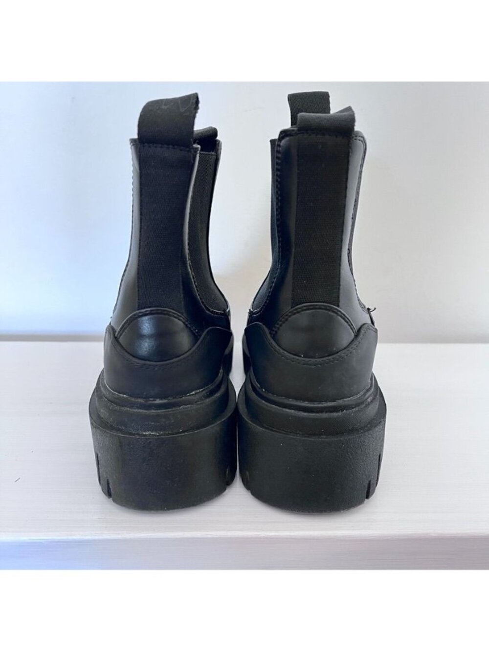 Steve Madden Womens Sz 8 Black Chelsea Chunky Lug Sole Ankle Boots Vegan Leather - Picture 3 of 12
